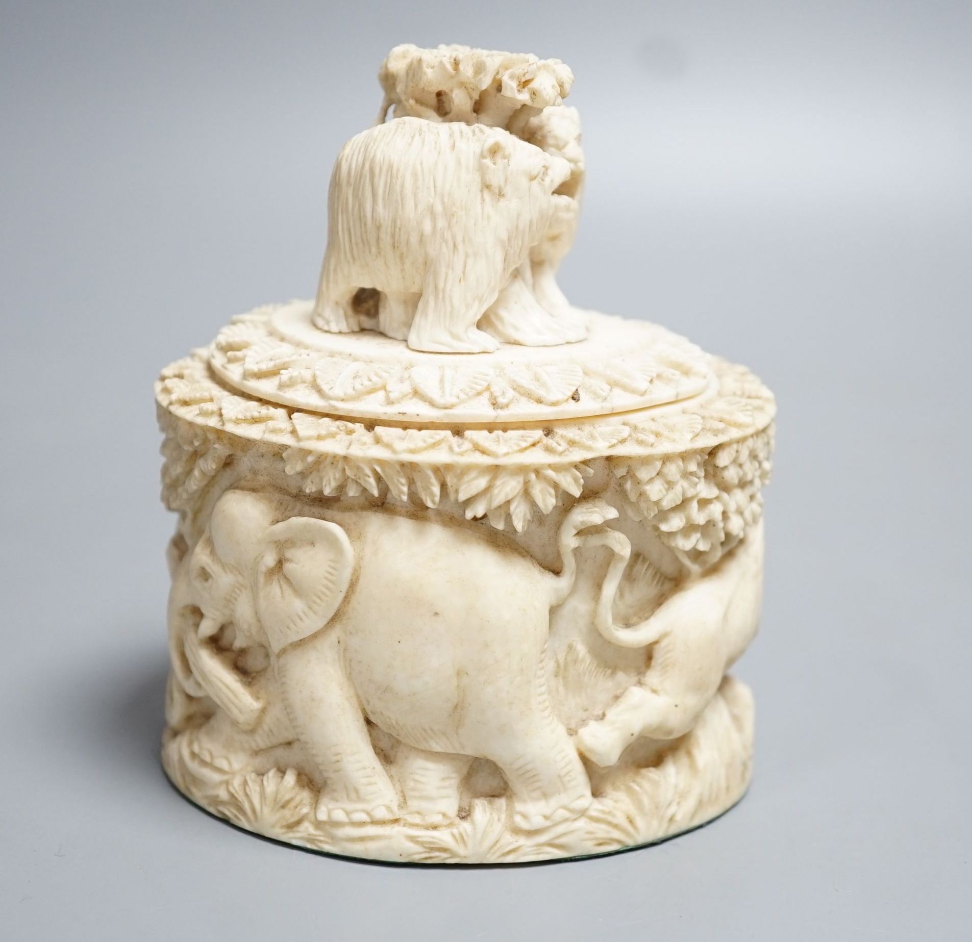 An early 20th century Indian carved ivory box and cover 10cm